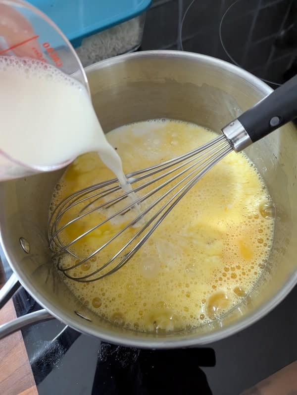 ajouter le lait dans le mélange d’oeuf et de sucre