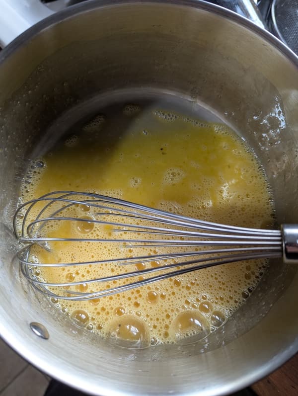 battre les oeufs avec le sucre