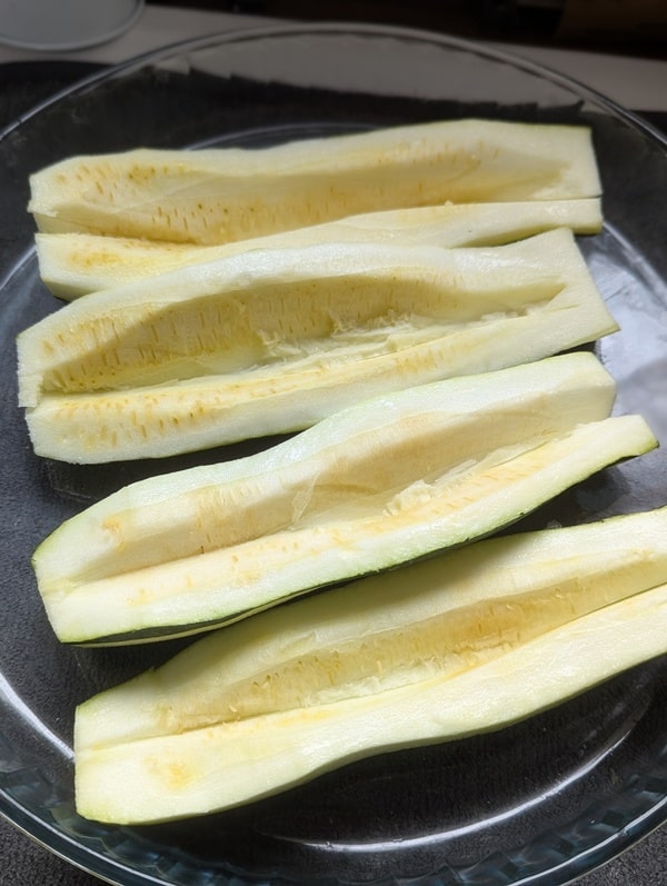 découper les courgettes en deux et les évider