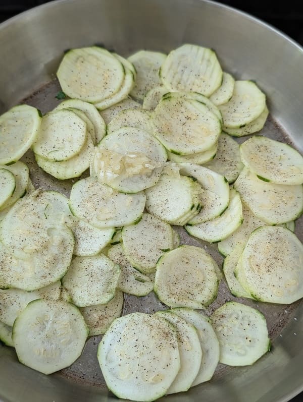 découper les courgettes en rondelles et les faire revenir à la poele