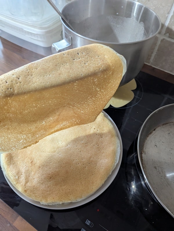déposer la crèpe sur l’assiette