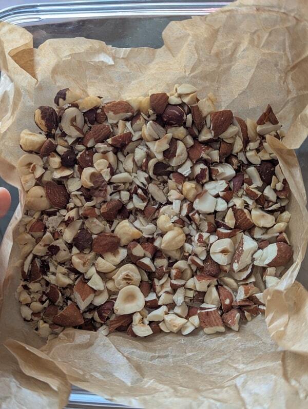 déposer les noisettes et le raisin dans un plat
