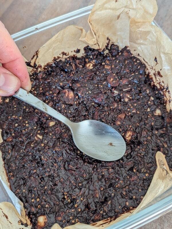 étaler le chocolat avec une cuillère