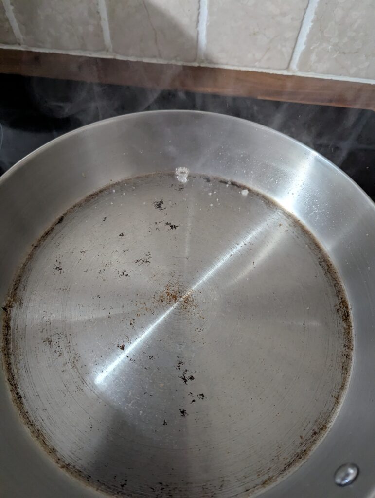 faire le test de la goutte d’eau quand la poele est prête