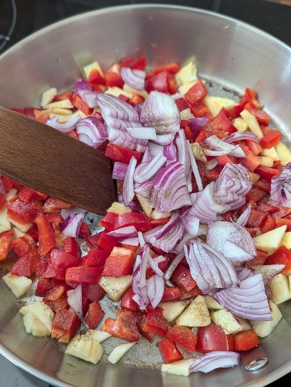 faire revenir l’oignon, le poivron rouge et la courgette