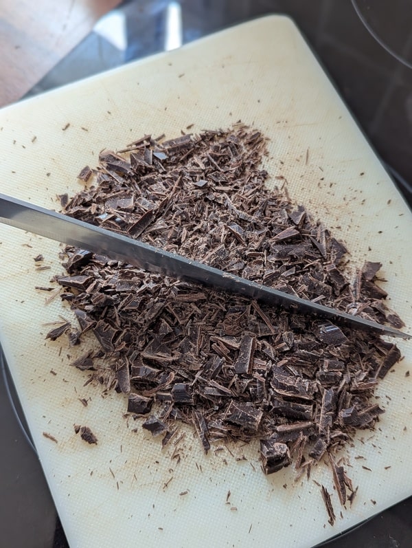 hacher les chocolat sous forme de pépites