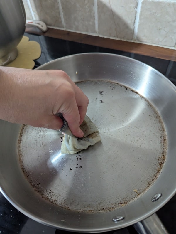 huiler légèrement la poele lors de la première crèpe