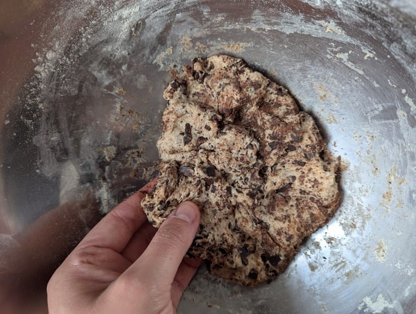 mélanger la pate avec le chocolat