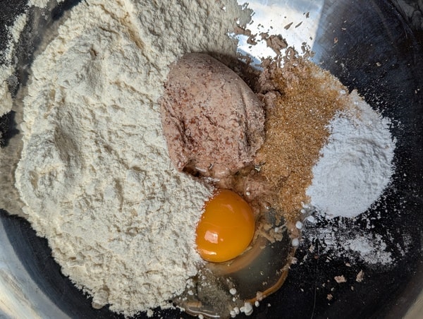 mettre l'okara, la farine, l'oeuf, le sucre