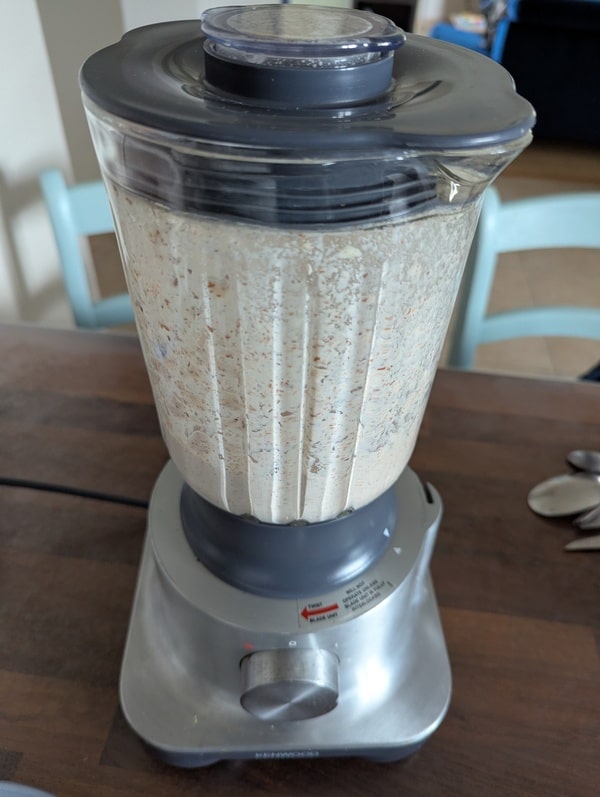 mixer les amandes avec un peu d’eau
