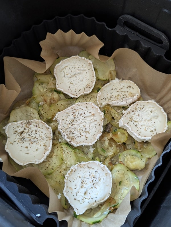 placer des rondelles de fromage de chèvre sur le dessus