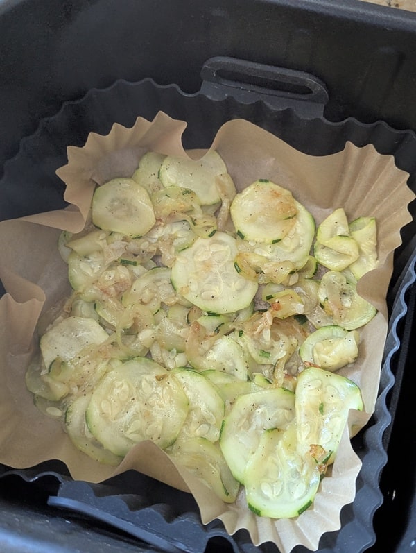 placer les rondelles de courgettes cuite au air fryer