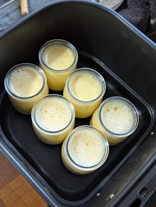 poser les ramequins dans votre air fryer