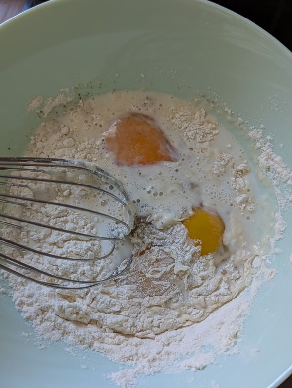 préparer l’appareil à base d’oeufs de lait et de farine