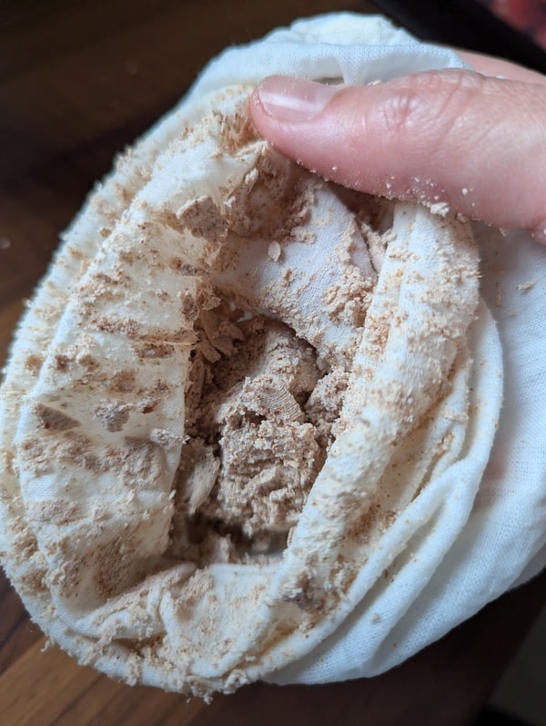 récupérer l’okara dans le sac à lait