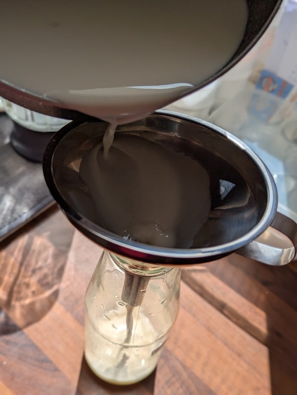 verser le lait d’avoine dans une bouteille