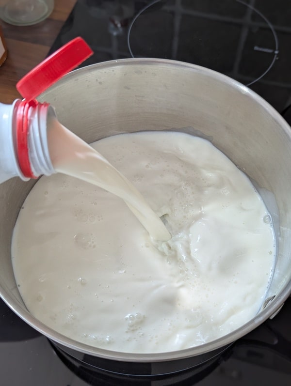 verser le lait entier dans une casserole