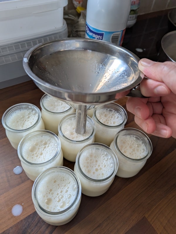 verser le mélange dans les pots de yaourt