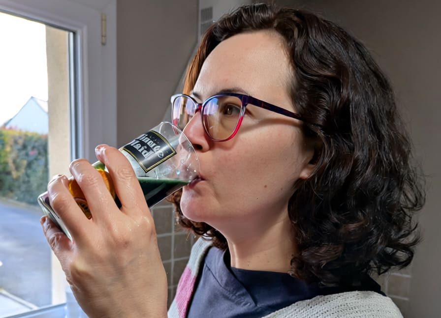 les bienfaits de la spiruline dans un cocktail orange