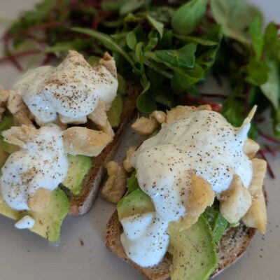 tartine au poulet avocat et sauce allégée au skyr