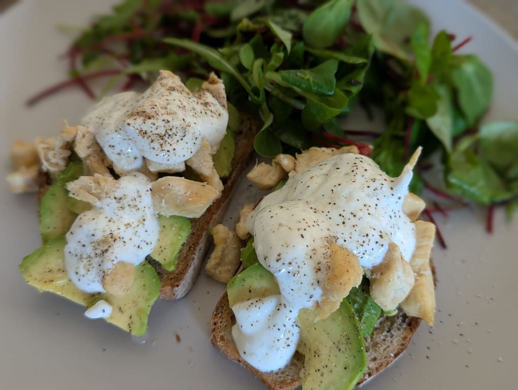 tartine au poulet avocat et sauce allégée au skyr