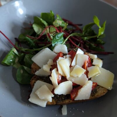 tartine pesto tomate cerise et parmesan