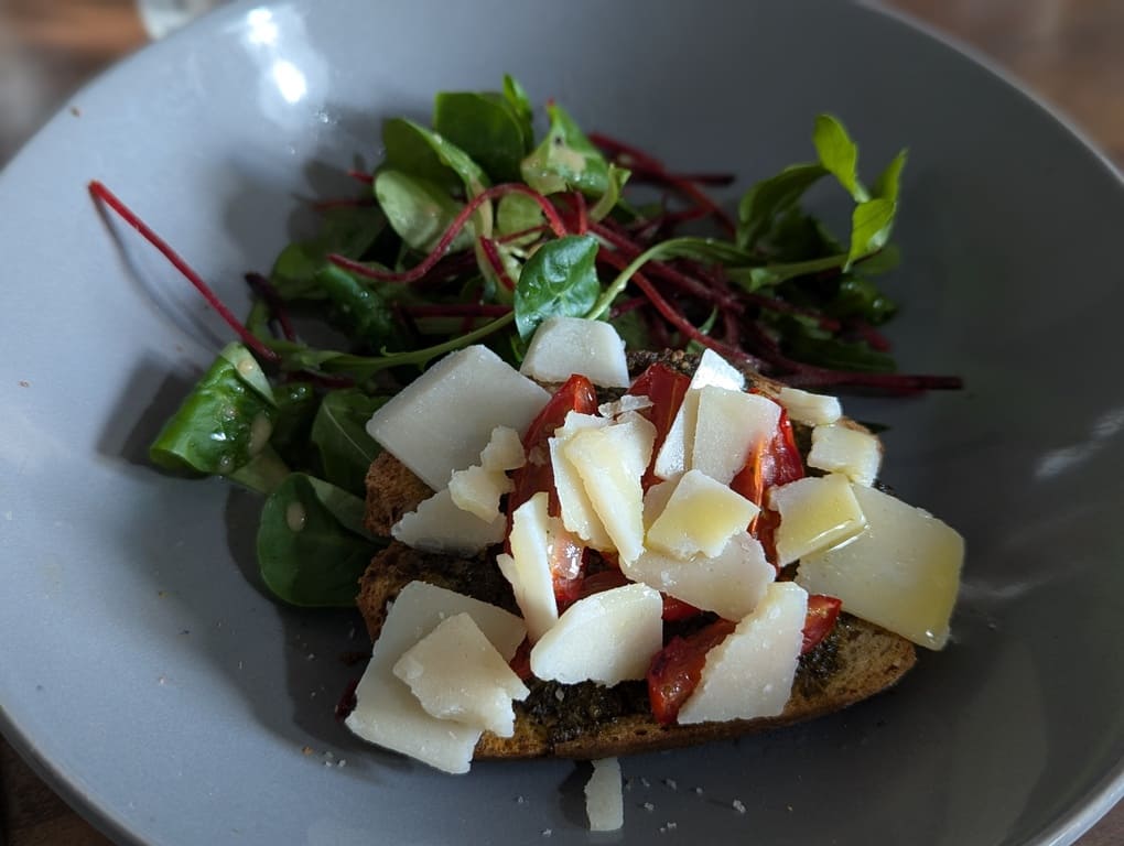 tartine pesto tomate cerise et parmesan