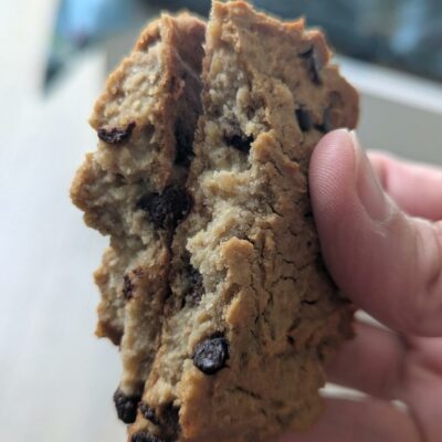Cookie aux pois chiches cassé en deux montrant son intérieur moelleux