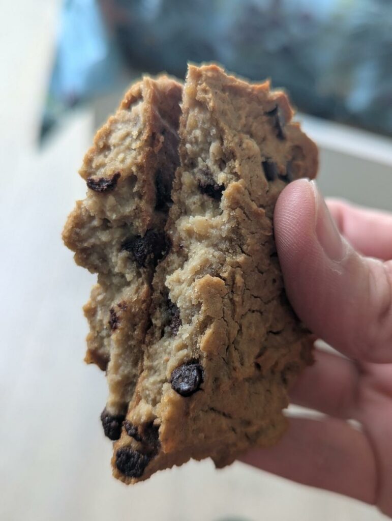 Cookie aux pois chiches cassé en deux montrant son intérieur moelleux