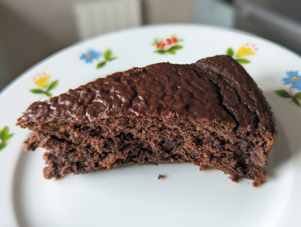 Part de gâteau au chocolat aux haricots rouges montrant sa mie moelleuse