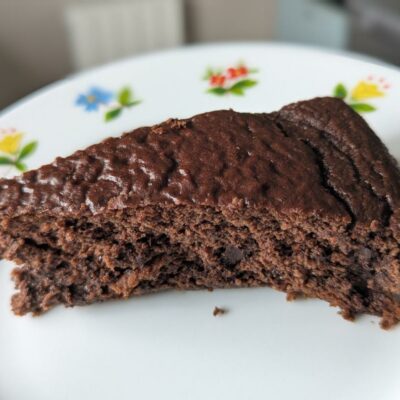 Part de gâteau au chocolat aux haricots rouges montrant sa mie moelleuse