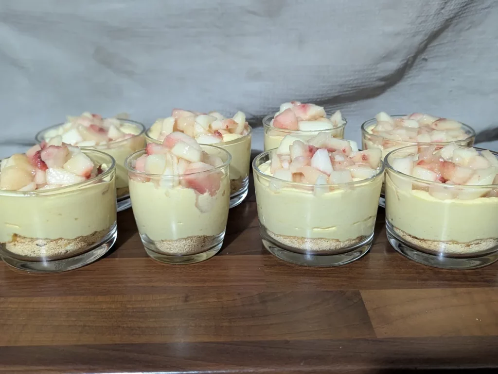 Verrines de dessert au mascarpone et à la pêche sur lit de biscuits