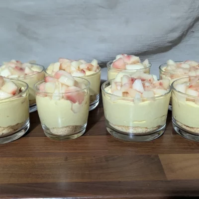 Verrines de dessert au mascarpone et à la pêche sur lit de biscuits